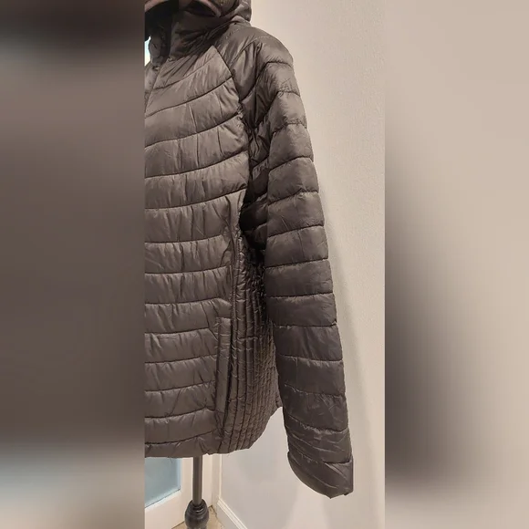 Sleek Black Hooded Puffer Jacket - Picture 5 of 7